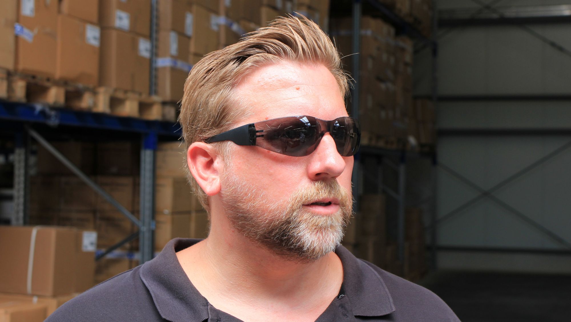 Mann mit Sicherheitsbrille in einem Lager