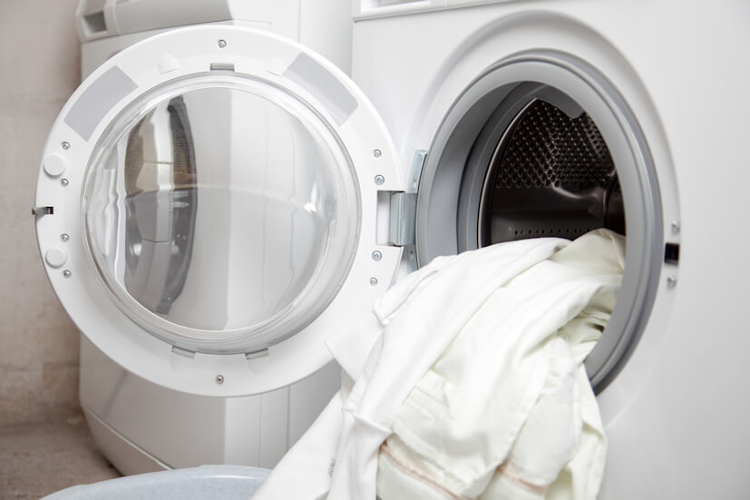 Weiße Malerhosen in der Waschmaschine